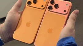 Tampilan komparasi iPhone 17 Pro Cosmic Orange yang mengalami perubahan warna dan yang belum mengalami perubahan warna. Foto:Facebook/Jacquel Hollimon.
