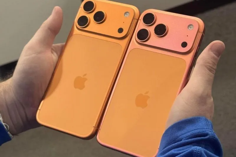 Tampilan komparasi iPhone 17 Pro Cosmic Orange yang mengalami perubahan warna dan yang belum mengalami perubahan warna. Foto:Facebook/Jacquel Hollimon.