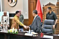 Menteri Energi dan Sumber Daya Mineral (ESDM) Republik Indonesia, Bahlil Lahadalia, menggelar rapat strategis dengan jajaran direksi PT PLN Batam di kantor Kementerian ESDM, Jakarta. Foto: INIKEPRI.COM/PLN Batam 