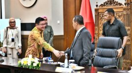 Menteri Energi dan Sumber Daya Mineral (ESDM) Republik Indonesia, Bahlil Lahadalia, menggelar rapat strategis dengan jajaran direksi PT PLN Batam di kantor Kementerian ESDM, Jakarta. Foto: INIKEPRI.COM/PLN Batam 