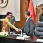 Menteri Energi dan Sumber Daya Mineral (ESDM) Republik Indonesia, Bahlil Lahadalia, menggelar rapat strategis dengan jajaran direksi PT PLN Batam di kantor Kementerian ESDM, Jakarta. Foto: INIKEPRI.COM/PLN Batam