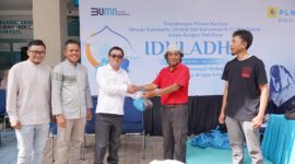 Dalam semangat Idul Adha 1446 H, PT PLN Batam menyelenggarakan kegiatan penyembelihan hewan kurban sebagai bentuk kepedulian sosial dan rasa syukur kepada Allah SWT. Kurban tahun ini berasal dari partisipasi jajaran Komisaris, Direksi, serta para pegawai PLN Batam, dengan total 3 ekor sapi dan 6 ekor kambing yang disembelih dan didistribusikan kepada masyarakat sekitar serta pelanggan setia PLN Batam. Foto: INIKEPRI.COM/PLN Batam 