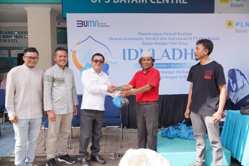 Dalam semangat Idul Adha 1446 H, PT PLN Batam menyelenggarakan kegiatan penyembelihan hewan kurban sebagai bentuk kepedulian sosial dan rasa syukur kepada Allah SWT. Kurban tahun ini berasal dari partisipasi jajaran Komisaris, Direksi, serta para pegawai PLN Batam, dengan total 3 ekor sapi dan 6 ekor kambing yang disembelih dan didistribusikan kepada masyarakat sekitar serta pelanggan setia PLN Batam. Foto: INIKEPRI.COM/PLN Batam 