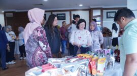 Persatuan Istri Karyawan dan Karyawati (PIKK) PLN Batam menunjukkan kontribusinya dalam pengembangan Usaha Mikro, Kecil, dan Menengah (UMKM) dengan mendukung kegiatan Workshop Pemberdayaan UMKM “Terangi Usaha, Terangi Harapan” besutan PLN Batam dan Pusat Layanan Usaha Terpadu-Koperasi Usaha Mikro Kecil Menengah (PLUT-KUMKM) Kota Batam yang berlangsung di Kantor Korporat PLN Batam pada Kamis dan Jumat, 12–13 Juni 2025. Foto: INIKEPRI.COM/PLN Batam 