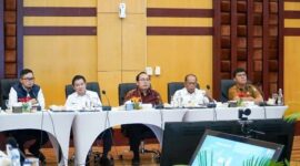 Dalam rangka mendukung kebijakan pemerintah terkait penyesuaian tarif tenaga listrik (tariff adjustment) bagi pelanggan rumah tangga mampu dan sangat mampu dengan daya 3.500 Volt Ampere (VA) ke atas (golongan R2 dan R3), serta pelanggan dari golongan pemerintah (P1, P2, dan P3), PT PLN Batam menggelar kegiatan diskusi publik bersama pelanggan guna memastikan informasi kebijakan tersampaikan secara transparan dan menyeluruh kepada seluruh pemangku kepentingan. Foto: INIKEPRI.COM/PLN Batam
