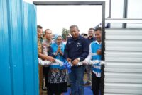 PT PLN Batam konsisten menjalankan komitmennya dalam menebar manfaat nyata bagi masyarakat. Kali ini, PLN Batam memberikan dukungan kepada Kelompok Wanita Tani (KWT) Unit Bank Sampah (UBS) Taburosi sebagai wujud kepedulian terhadap isu ketahanan pangan, pemberdayaan perempuan, ekonomi, dan lingkungan. Dukungan diberikan dalam bentuk penyediaan tempat sampah terpilah serta pembangunan bioflok. Foto: INIKEPRI.COM/PLN BATAM 