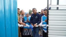PT PLN Batam konsisten menjalankan komitmennya dalam menebar manfaat nyata bagi masyarakat. Kali ini, PLN Batam memberikan dukungan kepada Kelompok Wanita Tani (KWT) Unit Bank Sampah (UBS) Taburosi sebagai wujud kepedulian terhadap isu ketahanan pangan, pemberdayaan perempuan, ekonomi, dan lingkungan. Dukungan diberikan dalam bentuk penyediaan tempat sampah terpilah serta pembangunan bioflok. Foto: INIKEPRI.COM/PLN BATAM 