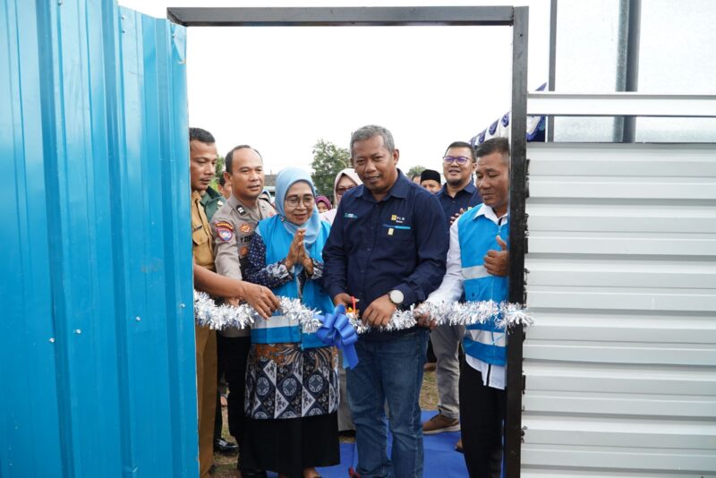 PT PLN Batam konsisten menjalankan komitmennya dalam menebar manfaat nyata bagi masyarakat. Kali ini, PLN Batam memberikan dukungan kepada Kelompok Wanita Tani (KWT) Unit Bank Sampah (UBS) Taburosi sebagai wujud kepedulian terhadap isu ketahanan pangan, pemberdayaan perempuan, ekonomi, dan lingkungan. Dukungan diberikan dalam bentuk penyediaan tempat sampah terpilah serta pembangunan bioflok. Foto: INIKEPRI.COM/PLN BATAM