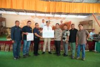 Sebagai bentuk kepedulian terhadap peningkatan ekonomi masyarakat dan pelestarian lingkungan, PT PLN Batam memberikan dukungan kepada Kelompok Tani Harapan Sukses (KTHS) melalui pembangunan fasilitas aula dan penanaman 300 bibit pohon di Agrowisata Lembah Pelawan. Foto: INIKEPRI.COM