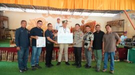 Sebagai bentuk kepedulian terhadap peningkatan ekonomi masyarakat dan pelestarian lingkungan, PT PLN Batam memberikan dukungan kepada Kelompok Tani Harapan Sukses (KTHS) melalui pembangunan fasilitas aula dan penanaman 300 bibit pohon di Agrowisata Lembah Pelawan. Foto: INIKEPRI.COM
