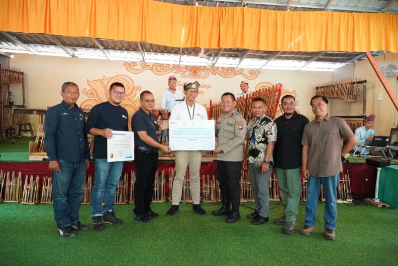 Sebagai bentuk kepedulian terhadap peningkatan ekonomi masyarakat dan pelestarian lingkungan, PT PLN Batam memberikan dukungan kepada Kelompok Tani Harapan Sukses (KTHS) melalui pembangunan fasilitas aula dan penanaman 300 bibit pohon di Agrowisata Lembah Pelawan. Foto: INIKEPRI.COM