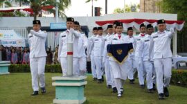PT PLN Batam menggelar upacara bendera dalam rangka memperingati Hari Ulang Tahun ke-80 Republik Indonesia, Minggu (17/8), di Kantor Korporat PLN Batam. Upacara berlangsung khidmat dengan mengusung tema “Bersatu, Berdaulat, Rakyat Sejahtera, Indonesia Maju”. Direktur Utama PLN Batam, Kwin Fo, bertindak sebagai Pembina Upacara. Foto: INIKEPRI.COM/PLN Batam 