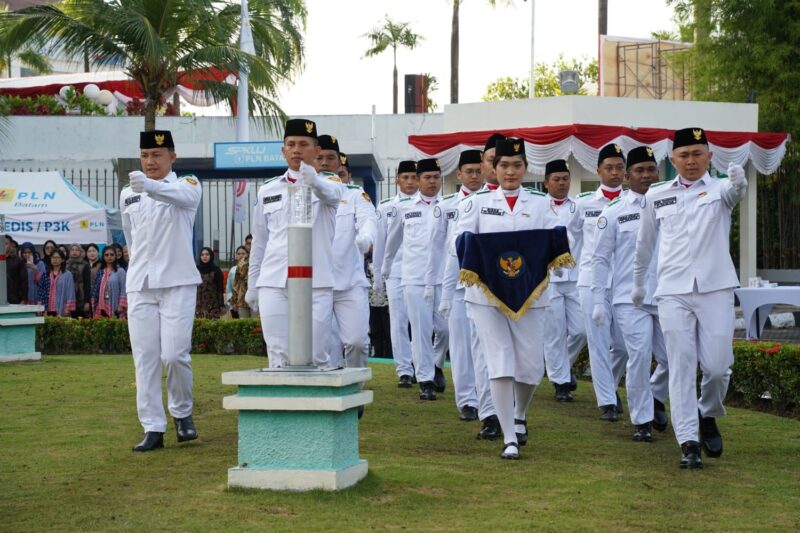 PT PLN Batam menggelar upacara bendera dalam rangka memperingati Hari Ulang Tahun ke-80 Republik Indonesia, Minggu (17/8), di Kantor Korporat PLN Batam. Upacara berlangsung khidmat dengan mengusung tema “Bersatu, Berdaulat, Rakyat Sejahtera, Indonesia Maju”. Direktur Utama PLN Batam, Kwin Fo, bertindak sebagai Pembina Upacara. Foto: INIKEPRI.COM/PLN Batam 