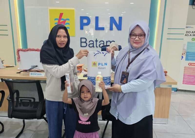 Dalam rangka memperingati Hari Pelanggan Nasional (HPN) 2025, PT PLN Batam melalui Unit Pelaksana Pelayanan Pelanggan (UP3) menegaskan komitmen untuk terus meningkatkan kualitas layanan kelistrikan. Salah satunya dengan melakukan kunjungan langsung ke pelanggan yang tersebar di berbagai wilayah. Foto: INIKEPRI.COM/PLN Batam