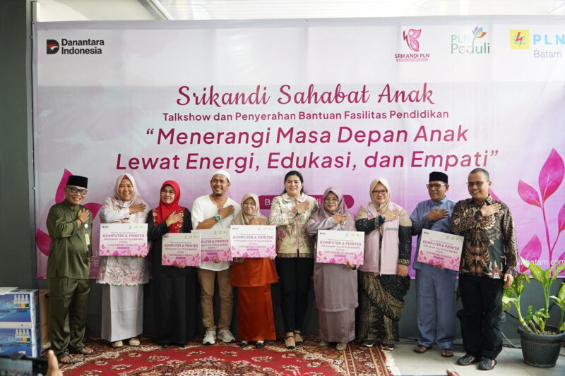 Memperingati Anak Nasional yang jatuh pada 23 Juli, Srikandi PLN Batam menyelenggarakan program Srikandi Sahabat Anak yang mengangkat tema “Menerangi Masa Depan Anak Lewat Energi, Edukasi, dan Empati.” Dalam program ini, dilaksanakan gelar wicara (talk show) anti-perundungan dan penyerahan dukungan pendidikan berupa perangkat komputer. Kegiatan berlangsung di SMPN 41 Batam, Jumat (25/07). Foto: INIKEPRI.COM/PLN Batam 