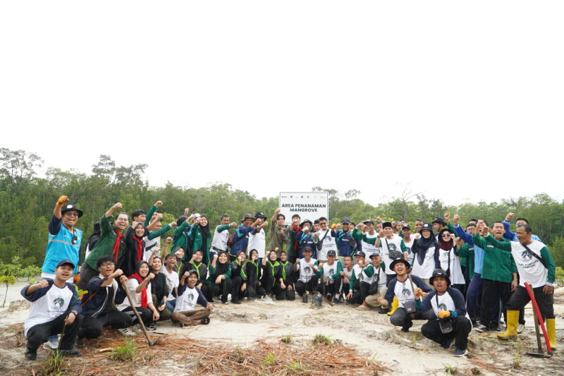 Dalam semangat memperingati Hari Mangrove Sedunia, PT PLN Batam menggelar penanaman mangrove di Kebun Raya Batam, Sabtu (26/07). Melalui aksi bertajuk “Ayo Menanam Mangrove” hasil kolaborasi dengan Lembaga Swadaya Masyarakat Mangrove Pusaka Anak Negeri (LSM Mapan) serta PT Yamamoto ini, sebanyak 3.000 pohon mangrove berhasil ditanam. Foto: INIKEPRI.COM/PLN Batam 