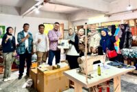 PLN Batam berkomitmen untuk terus mendukung pengembangan Usaha Mikro, Kecil, dan Menengah (UMKM) di Kota Batam, salah satunya melalui penyaluran bantuan untuk UMKM Batik Moleqie. Bantuan diserahkan secara simbolis di Gedung Lembaga Adat Melayu, Batam, Rabu (14/5). Foto: INIKEPRI.COM/PLN Batam 