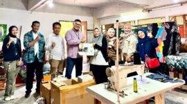 PLN Batam berkomitmen untuk terus mendukung pengembangan Usaha Mikro, Kecil, dan Menengah (UMKM) di Kota Batam, salah satunya melalui penyaluran bantuan untuk UMKM Batik Moleqie. Bantuan diserahkan secara simbolis di Gedung Lembaga Adat Melayu, Batam, Rabu (14/5). Foto: INIKEPRI.COM/PLN Batam 