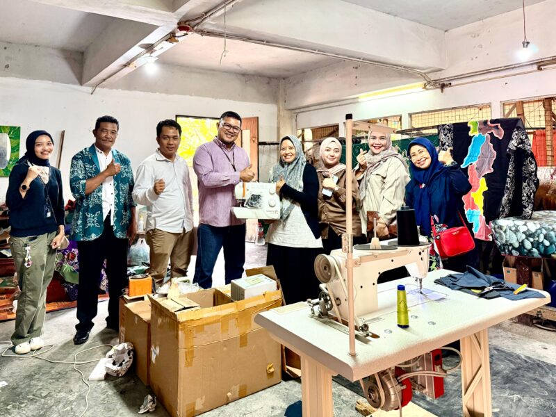 PLN Batam berkomitmen untuk terus mendukung pengembangan Usaha Mikro, Kecil, dan Menengah (UMKM) di Kota Batam, salah satunya melalui penyaluran bantuan untuk UMKM Batik Moleqie. Bantuan diserahkan secara simbolis di Gedung Lembaga Adat Melayu, Batam, Rabu (14/5). Foto: INIKEPRI.COM/PLN Batam 