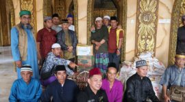 PT PLN Batam melalui Lembaga Amil Zakat Infaq dan Shadaqah (LAZIS) bersama Komunitas Pecinta Subuh Sekupang (PSS) hadir menjadi pelita bagi penghuni hinterland yang kerap luput dari perhatian. Bersama 60 paket sembako yang tersalur untuk warga Pulau Geranting, tersisip harapan besar akan kehidupan yang lebih sejahtera. Foto: INIKEPRI.COM/PLN Batam 