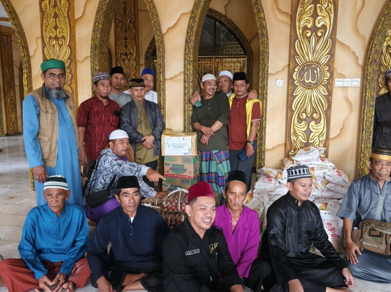 PT PLN Batam melalui Lembaga Amil Zakat Infaq dan Shadaqah (LAZIS) bersama Komunitas Pecinta Subuh Sekupang (PSS) hadir menjadi pelita bagi penghuni hinterland yang kerap luput dari perhatian. Bersama 60 paket sembako yang tersalur untuk warga Pulau Geranting, tersisip harapan besar akan kehidupan yang lebih sejahtera. Foto: INIKEPRI.COM/PLN Batam 