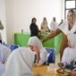 Bupati Natuna, Cen Sui Lan, melakukan pemantauan langsung aktivitas belajar mengajar di Sekolah Rakyat yang berlokasi di komplek Masjid Agung Natuna, Rabu (1/10/2025). Foto: INIKEPRI.COM/NatunaKab
