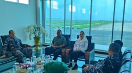 Bupati Natuna, Cen Sui Lan, bersama jajaran Forum Koordinasi Pimpinan Daerah (Forkopimda) menyambut langsung kedatangan Komandan Lanud Raden Sadjad, Marsekal Pertama TNI Onesmus Gede Rai Aryadi, di VIP Room Lanud Raden Sadjad, Ranai, Rabu (8/10/2025). Foto: INIKEPRI.COM/NatunaKab 