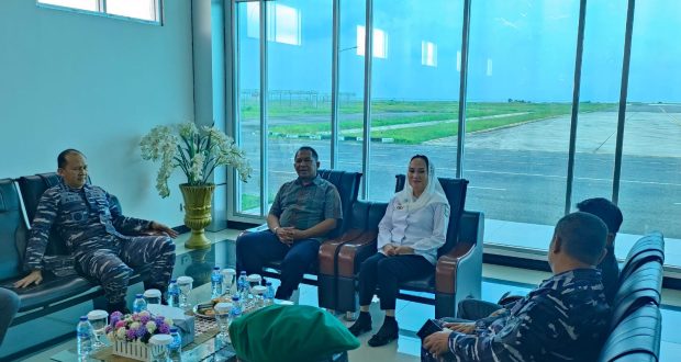 Bupati Natuna, Cen Sui Lan, bersama jajaran Forum Koordinasi Pimpinan Daerah (Forkopimda) menyambut langsung kedatangan Komandan Lanud Raden Sadjad, Marsekal Pertama TNI Onesmus Gede Rai Aryadi, di VIP Room Lanud Raden Sadjad, Ranai, Rabu (8/10/2025). Foto: INIKEPRI.COM/NatunaKab