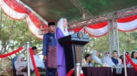 Bupati Natuna Cen Sui Lan saat upacara hari jadi Natuna ke-26. Foto: INIKEPRI.COM