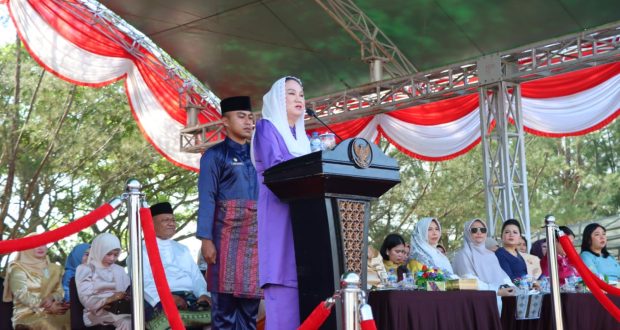 Bupati Natuna Cen Sui Lan saat upacara hari jadi Natuna ke-26. Foto: INIKEPRI.COM