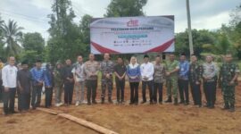 Bupati Natuna, Cen Sui Lan menghadiri kegiatan Peletakan Batu Pertama Pembangunan Fisik Pergudangan dan Perlengkapan Koperasi Desa/Kelurahan Merah Putih di wilayah Kabupaten Natuna yang dilaksanakan secara virtual bersama jajaran kementerian dan unsur TNI-Polri. Kegiatan berlangsung pada Jumat (17/10) bertempat di Desa Harapan Jaya, Kecamatan Bunguran Tengah. Foto: INIKEPRI.COM/NatunaKab 