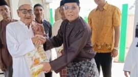 Raja Mustakim, suami Bupati Natuna Cen Sui Lan, menyerahkan bantuan beras kepada salah satu warga dalam kegiatan sosial di Kelurahan Batu Hitam, Jumat (17/10/2025). Kegiatan ini juga dihadiri Tim Percepatan Pembangunan Daerah (TPPD) Natuna sebagai bagian dari penyisiran Data Tunggal Sosial Nasional (DTSN). Foto: Istimewa 