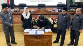 Bupati Natuna, Cen Sui Lan, bersama pimpinan DPRD menandatangani nota kesepakatan RKUA dan RPPAS APBD Tahun Anggaran 2026 sebagai bentuk sinergi antara Pemerintah Daerah dan DPRD Kabupaten Natuna. Foto: INIKEPRI.COM/NatunaKab 