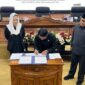 Bupati Natuna, Cen Sui Lan, bersama pimpinan DPRD menandatangani nota kesepakatan RKUA dan RPPAS APBD Tahun Anggaran 2026 sebagai bentuk sinergi antara Pemerintah Daerah dan DPRD Kabupaten Natuna. Foto: INIKEPRI.COM/NatunaKab 