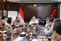 Ketua Dewan Ekonomi Nasional (DEN) Luhut Binsar Pandjaitan memimpin rapat koordinasi dengan Kepala Badan Gizi Nasional (BGN) Dadan Hindayana di Jakarta. Foto: Dok. BGN