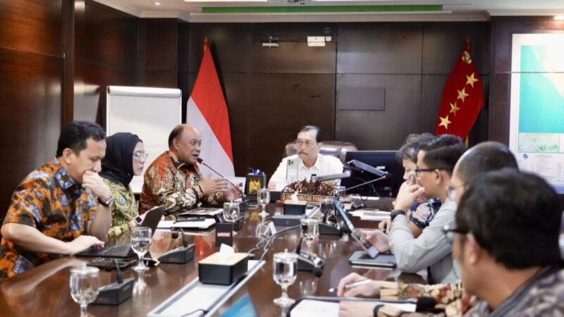 Ketua Dewan Ekonomi Nasional (DEN) Luhut Binsar Pandjaitan memimpin rapat koordinasi dengan Kepala Badan Gizi Nasional (BGN) Dadan Hindayana di Jakarta. Foto: Dok. BGN
