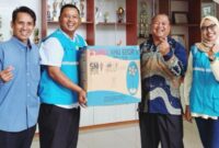 PLN Batam bersama pelanggan. Foto: INIKEPRI.COM/PLN Batam 