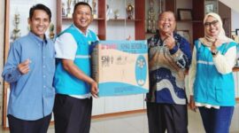 PLN Batam bersama pelanggan. Foto: INIKEPRI.COM/PLN Batam 