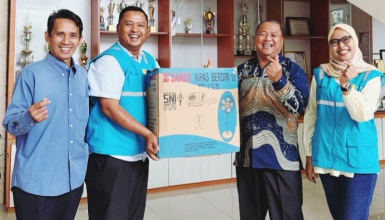 PLN Batam bersama pelanggan. Foto: INIKEPRI.COM/PLN Batam
