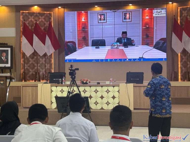 Penjabat (Pj) Sekretaris Daerah (Sekda) Kota Batam, Firmansyah, memberikan ceramah tentang manajemen perubahan sektor publik pada kegiatan Pelatihan Kepemimpinan Administrator (PKA) Angkatan IV Tahun 2025. Foto: Istimewa 