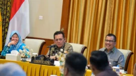 Gubernur Kepri Ansar Ahmad memimpin rapat persiapan kegiatan ADUJAK GenRe 2025 di Gedung Daerah, Tanjungpinang, Senin (13/10/2025) malam.  Foto: INIKEPRI.COM/KepriProv 