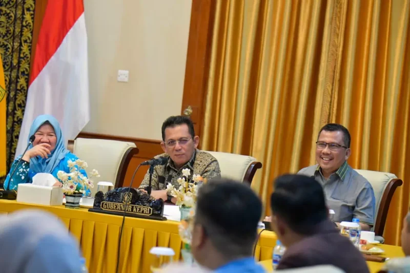 Gubernur Kepri Ansar Ahmad memimpin rapat persiapan kegiatan ADUJAK GenRe 2025 di Gedung Daerah, Tanjungpinang, Senin (13/10/2025) malam. Foto: INIKEPRI.COM/KepriProv