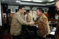 Gubernur Ansar Ahmad bersalaman dengan Menteri Keuangan RI Purbaya Yudhi Sadewa di Gedung Djuanda, Lantai 3 Kementrian Keuangan RI, Jakarta Pusat, Selasa (7/10/2025). Foto: INIKEPRI.COM/Humas Kementrian Keuangan RI