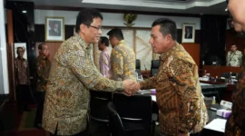 Gubernur Ansar Ahmad bersalaman dengan Menteri Keuangan RI Purbaya Yudhi Sadewa di Gedung Djuanda, Lantai 3 Kementrian Keuangan RI, Jakarta Pusat, Selasa (7/10/2025). Foto: INIKEPRI.COM/Humas Kementrian Keuangan RI
