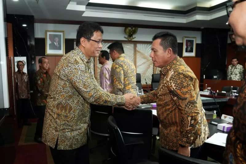 Gubernur Ansar Ahmad bersalaman dengan Menteri Keuangan RI Purbaya Yudhi Sadewa di Gedung Djuanda, Lantai 3 Kementrian Keuangan RI, Jakarta Pusat, Selasa (7/10/2025). Foto: INIKEPRI.COM/Humas Kementrian Keuangan RI
