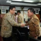 Gubernur Ansar Ahmad bersalaman dengan Menteri Keuangan RI Purbaya Yudhi Sadewa di Gedung Djuanda, Lantai 3 Kementrian Keuangan RI, Jakarta Pusat, Selasa (7/10/2025). Foto: INIKEPRI.COM/Humas Kementrian Keuangan RI