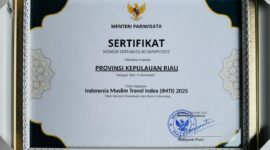 Sertifikat dari Kementrian Pariwisata RI diberikan kepada Provinsi Kepulauan Riau sebagai posisi ketiga dari 15 nominasi terbaik Special Recognition Award of Muslim Friendly Destination. Foto: INIKEPRI.COM/Dispar Kepri