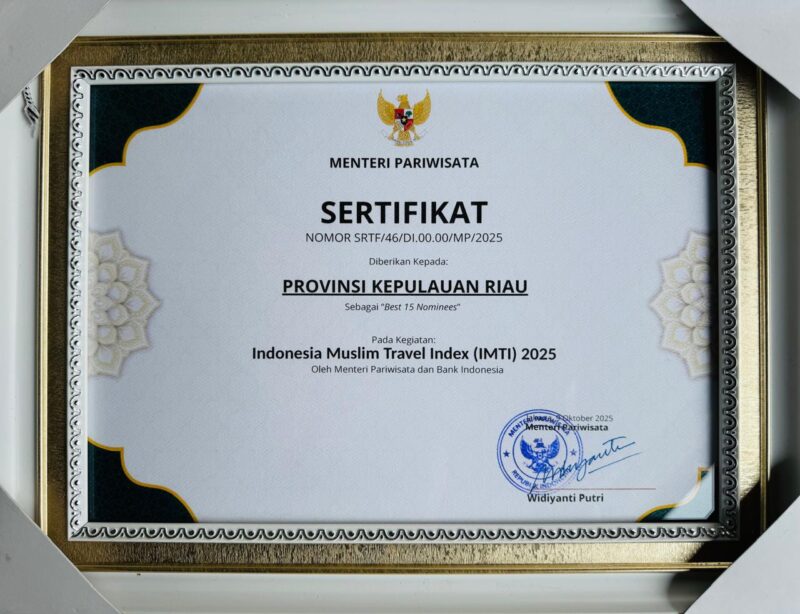 Sertifikat dari Kementrian Pariwisata RI diberikan kepada Provinsi Kepulauan Riau sebagai posisi ketiga dari 15 nominasi terbaik Special Recognition Award of Muslim Friendly Destination. Foto: INIKEPRI.COM/Dispar Kepri