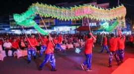 Persembahan Tari Naga pada Festival Moon Cake Tahun 2005 digelar di Jalan Merdeka, Tanjungpinang, Sabtu (4/10/2025) malam. Foto: INIKEPRI.COM/KepriProv 
