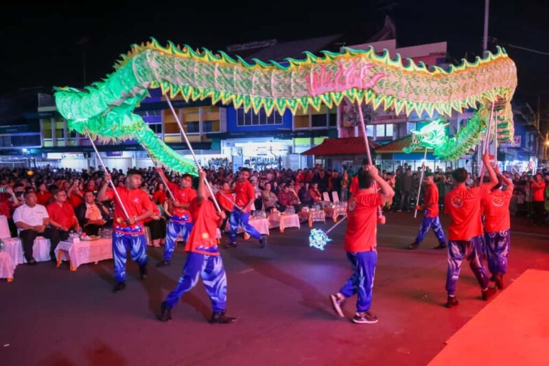 Persembahan Tari Naga pada Festival Moon Cake Tahun 2005 digelar di Jalan Merdeka, Tanjungpinang, Sabtu (4/10/2025) malam. Foto: INIKEPRI.COM/KepriProv 